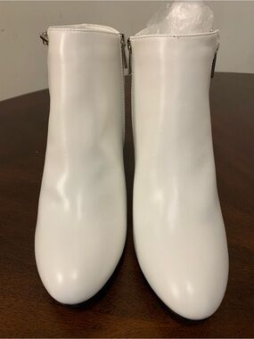 NEW Illude White Leather Ankle Booties with Side Zip
